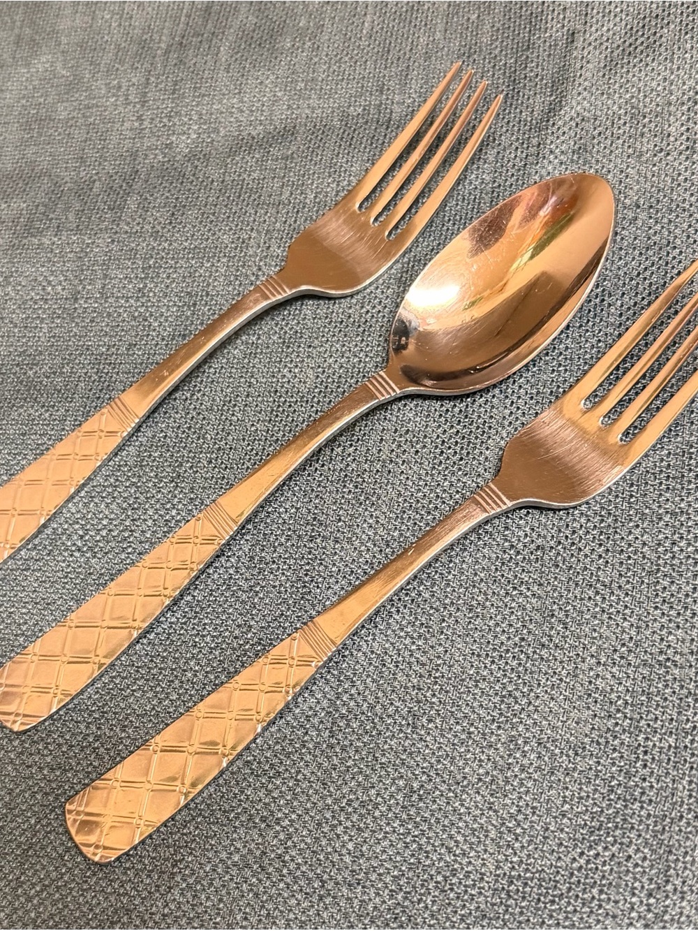 Gibson Fairford Stainless 2 Forks 1 Spoon Glossy, Lattice Handle, Flat Tip
